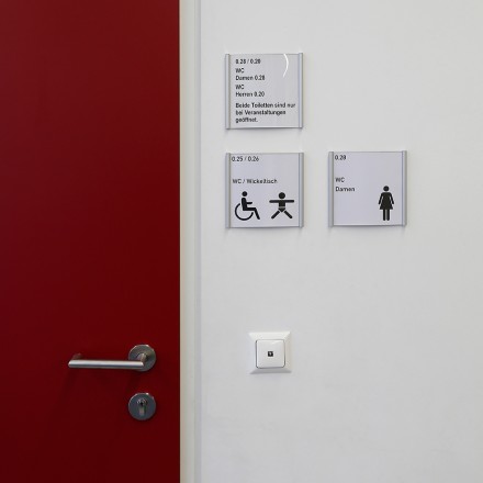 Türschilder in verschiedenen Designen