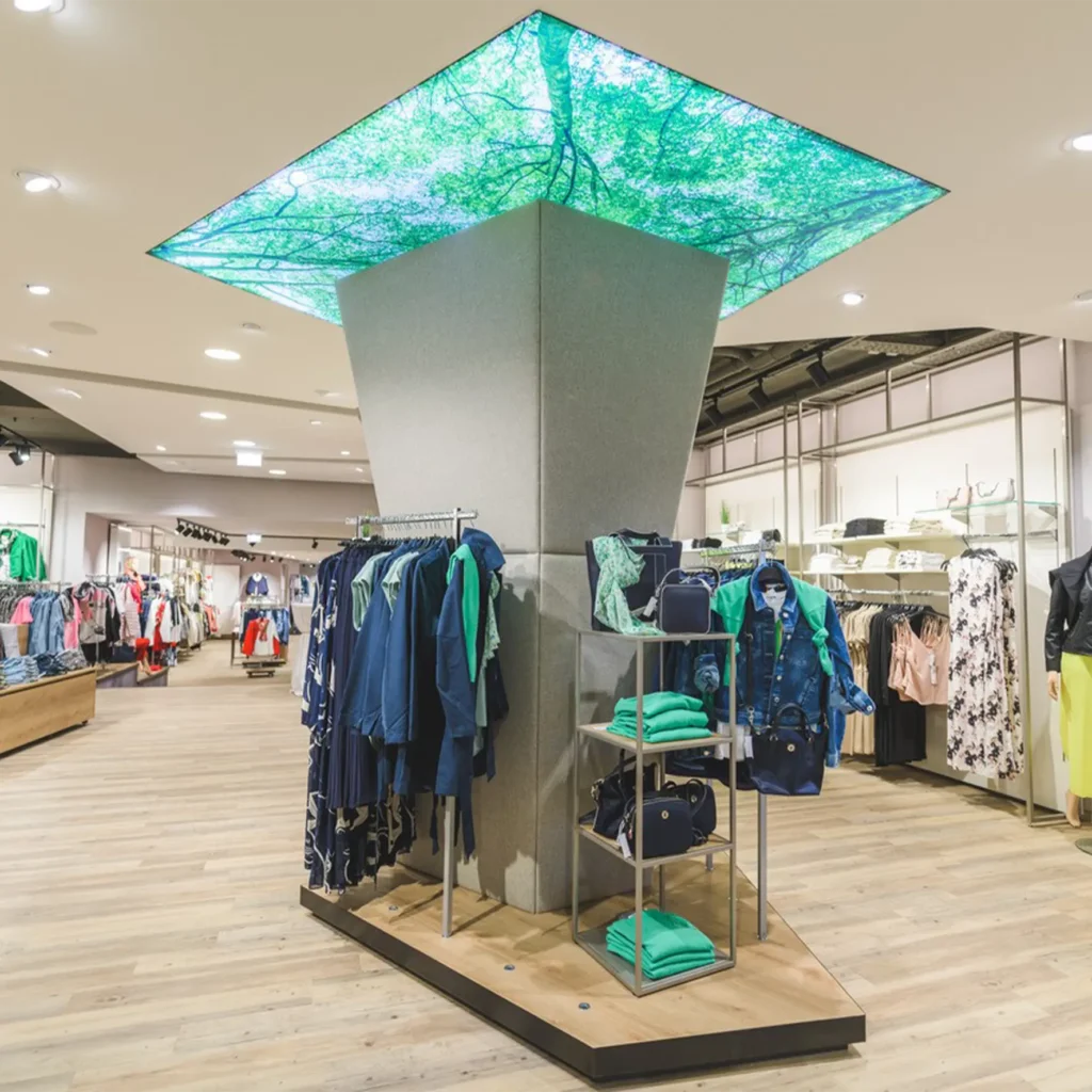 Akustik Leuchtdecke als Gestaltungselement in einem Geschäft