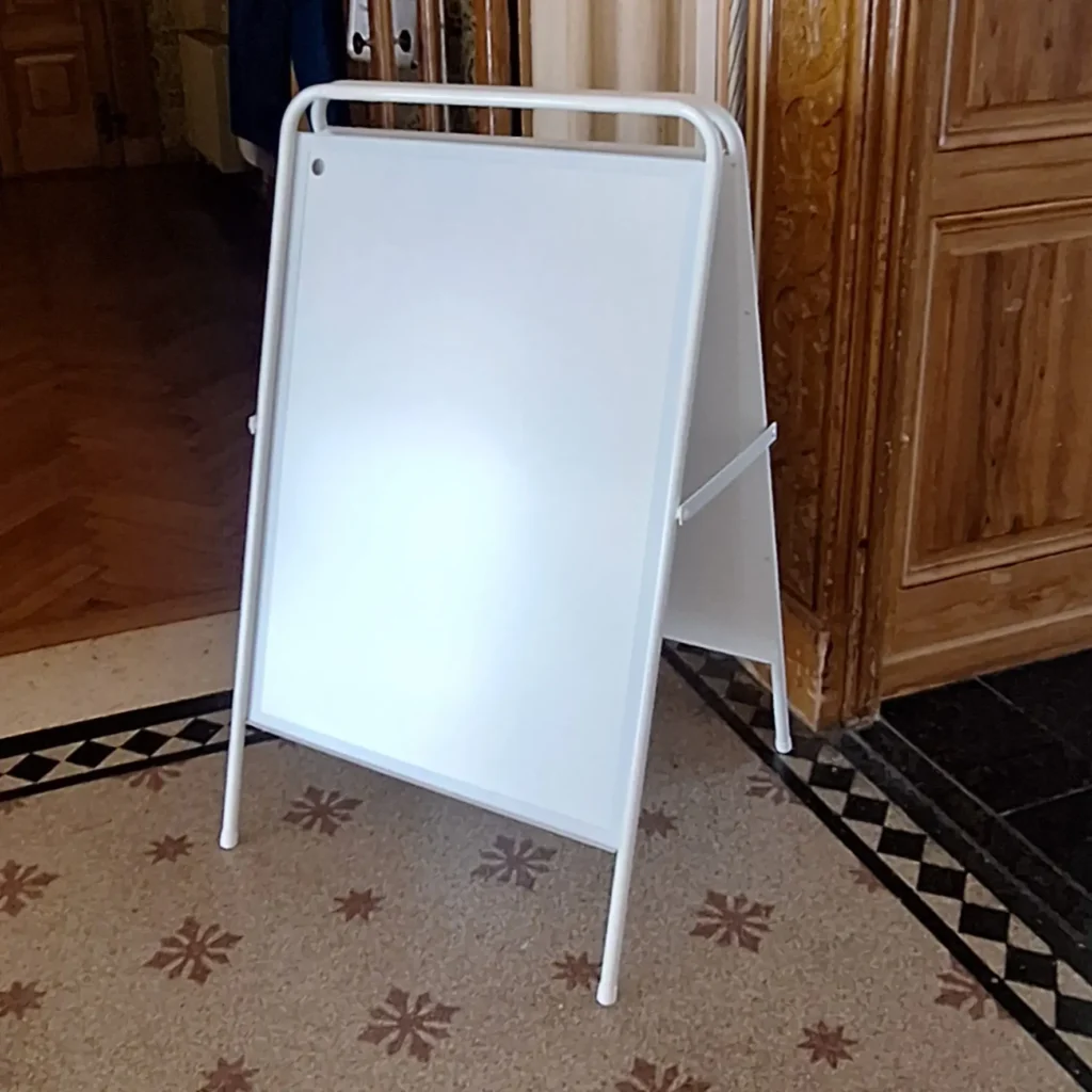 Plakatständer als Kundenstopper für den Außenbereich vor Restaurant