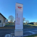 Beleuchteter Pylon mit individueller Acrylglasfront und LED-Schriftzug