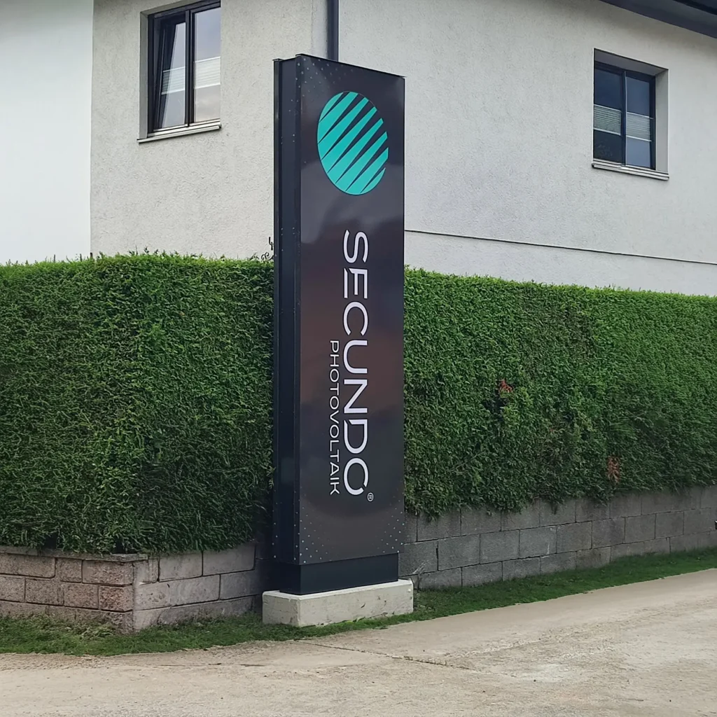 Werbepylon mit Acrylglasfront und LED-Beleuchtung für Außenwerbung