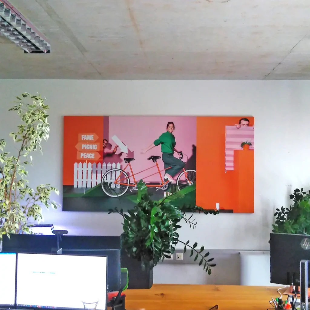 Individuell gestaltetes Akustik-Wandpaneel im Büro