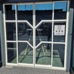 Eingangstür mit Anlaufschutz zur Erhöhung der Sichtbarkeit