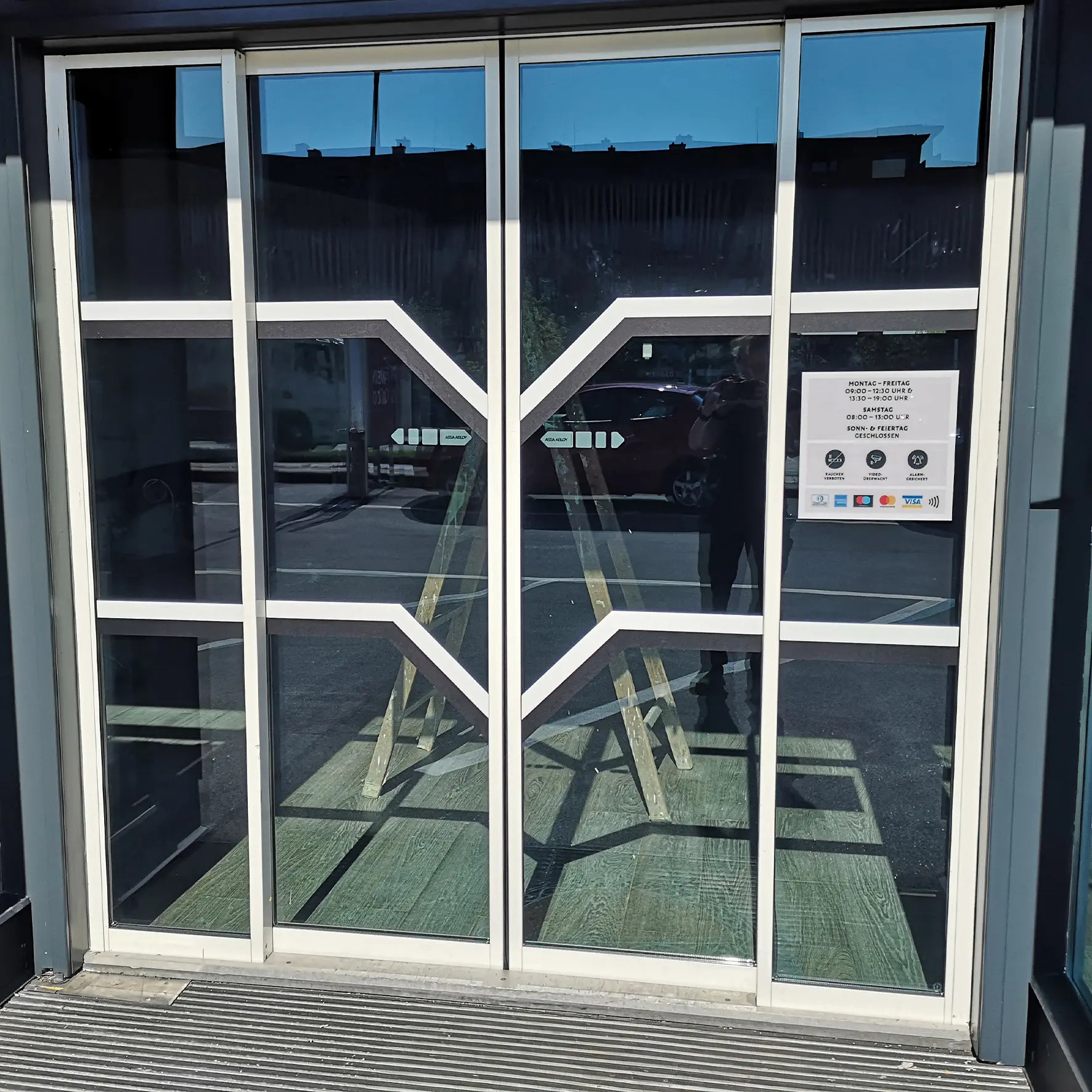 Eingangstür mit Anlaufschutz zur Erhöhung der Sichtbarkeit