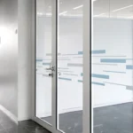 Glasfläche in öffentlichen Gebäude mit transparentem Anprallschutz zum Schutz vor Anläufen