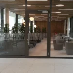 Eingangsbereich mit Anlaufschutz für erhöhte Sichtbarkeit und Sicherheit