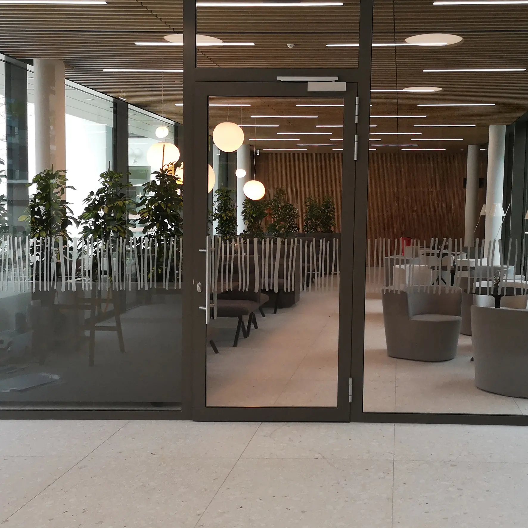 Eingangsbereich mit Anlaufschutz für erhöhte Sichtbarkeit und Sicherheit