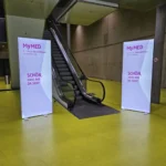 mobile LED Aufsteller im Eingangsbereich