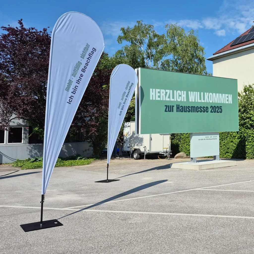 Beachflag Drop in Tropfenform auf Outdoor Event aufgestellt