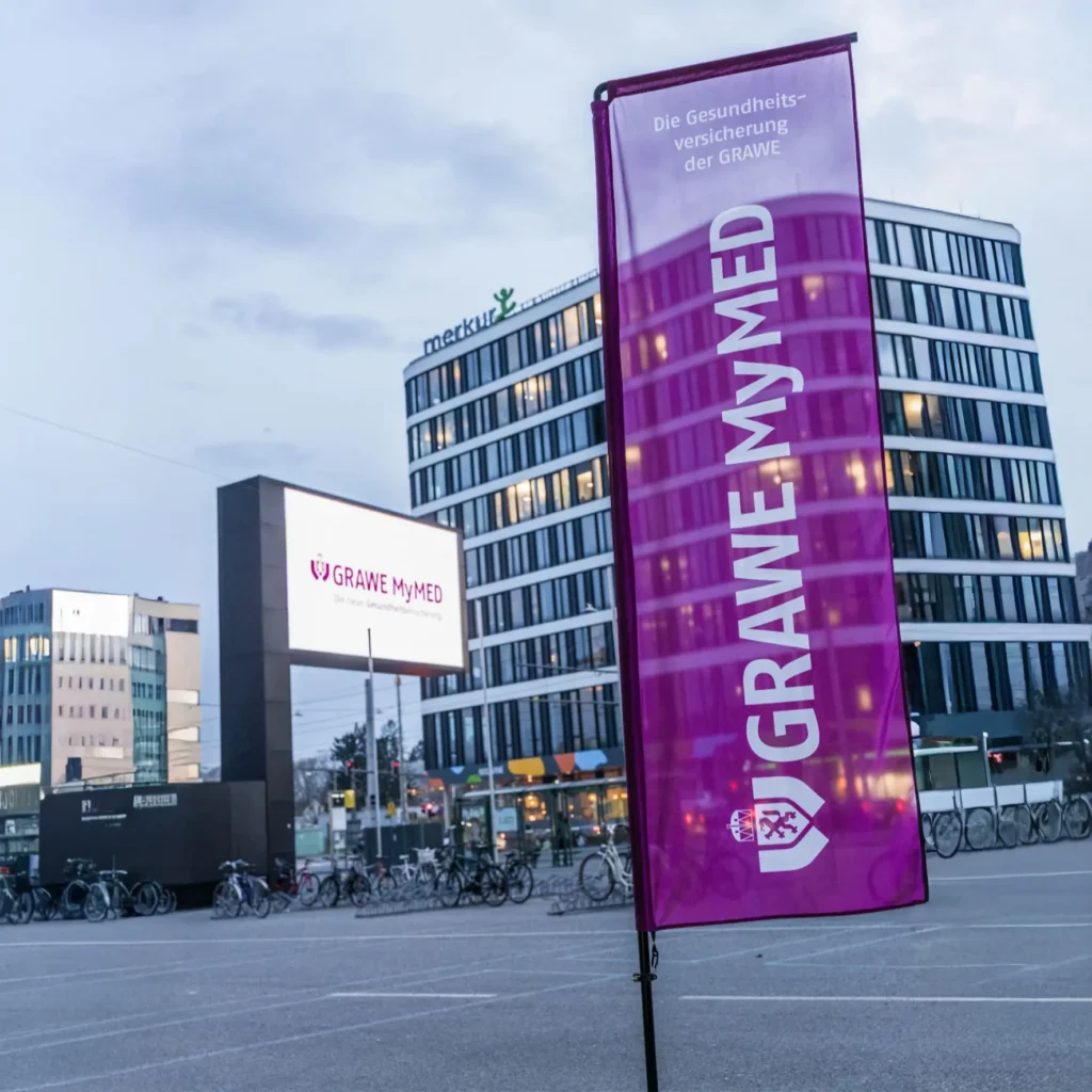 Outdoor Beachflag Square mit Firmenlogo auf Firmengelände