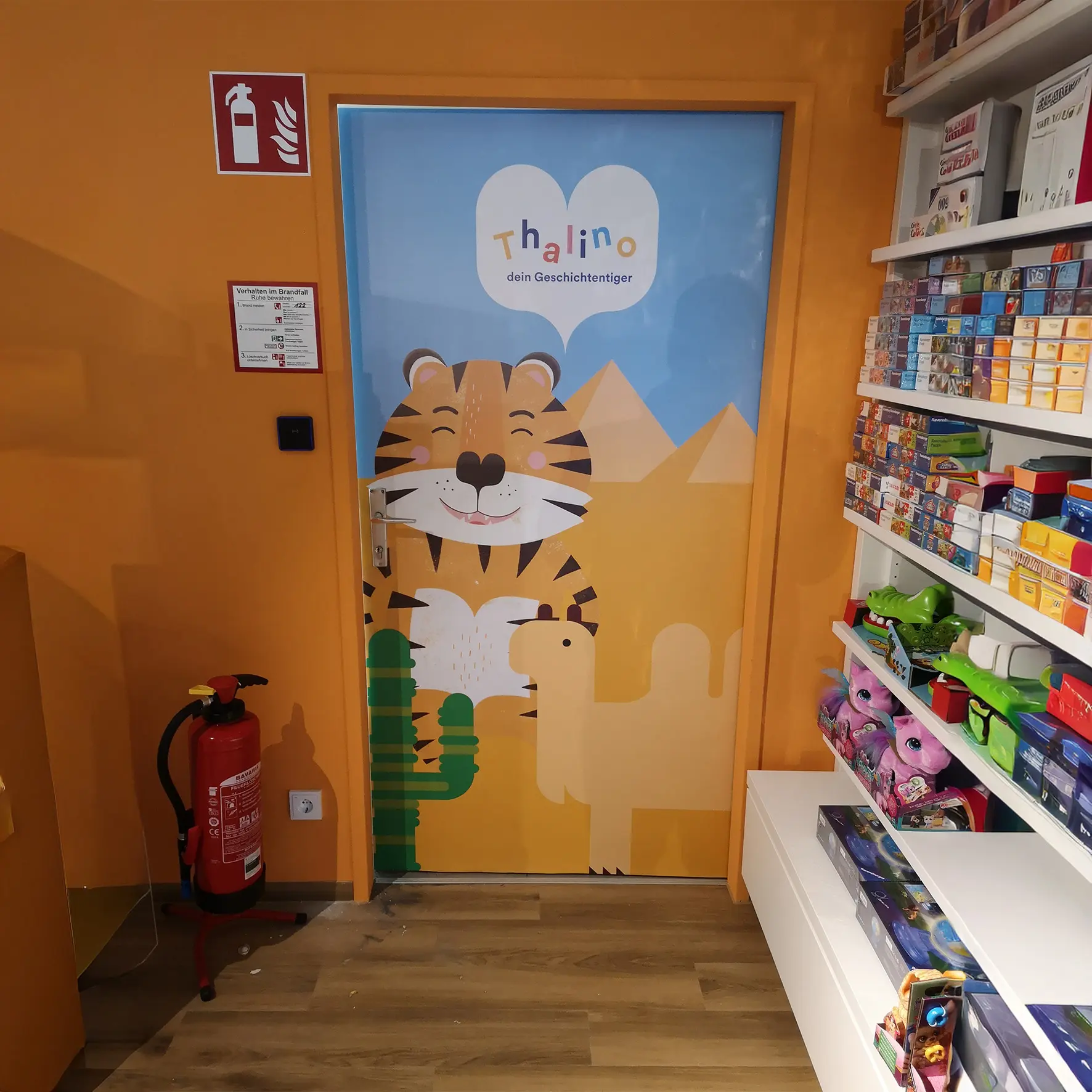 Bedruckte Wandfolie auf Tür als dekoratives Element im Innenbereich