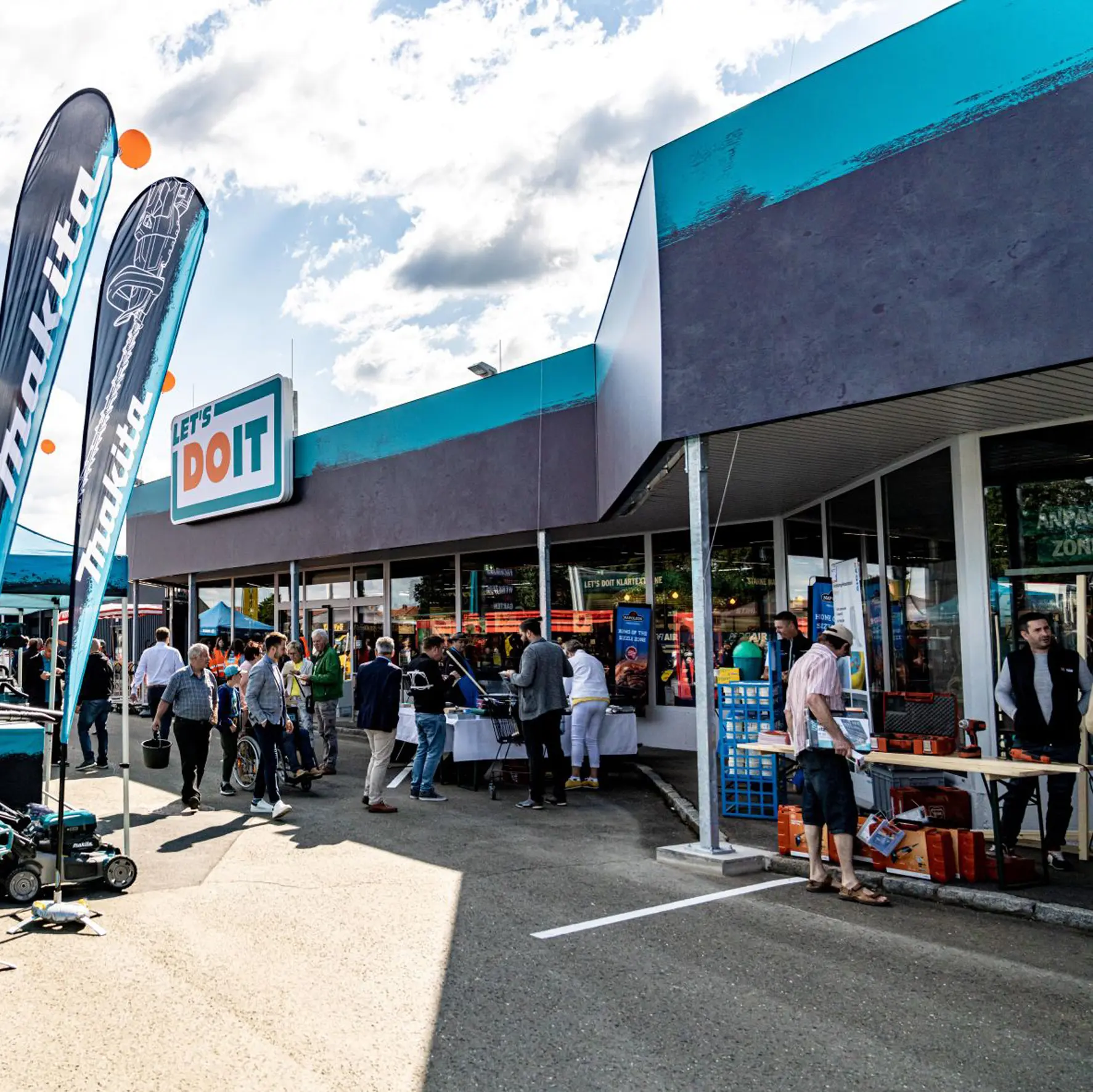 Lichtgesperrte Fassadenplane mit brillanten Farben bei Sonneneinstrahlung