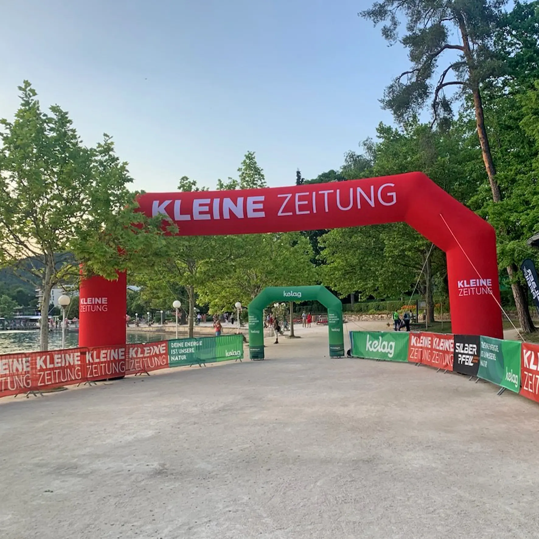 Aufblasbarer Werbebogen mit Gebläse als Start-Ziel-Bogen bei Lauf-Event