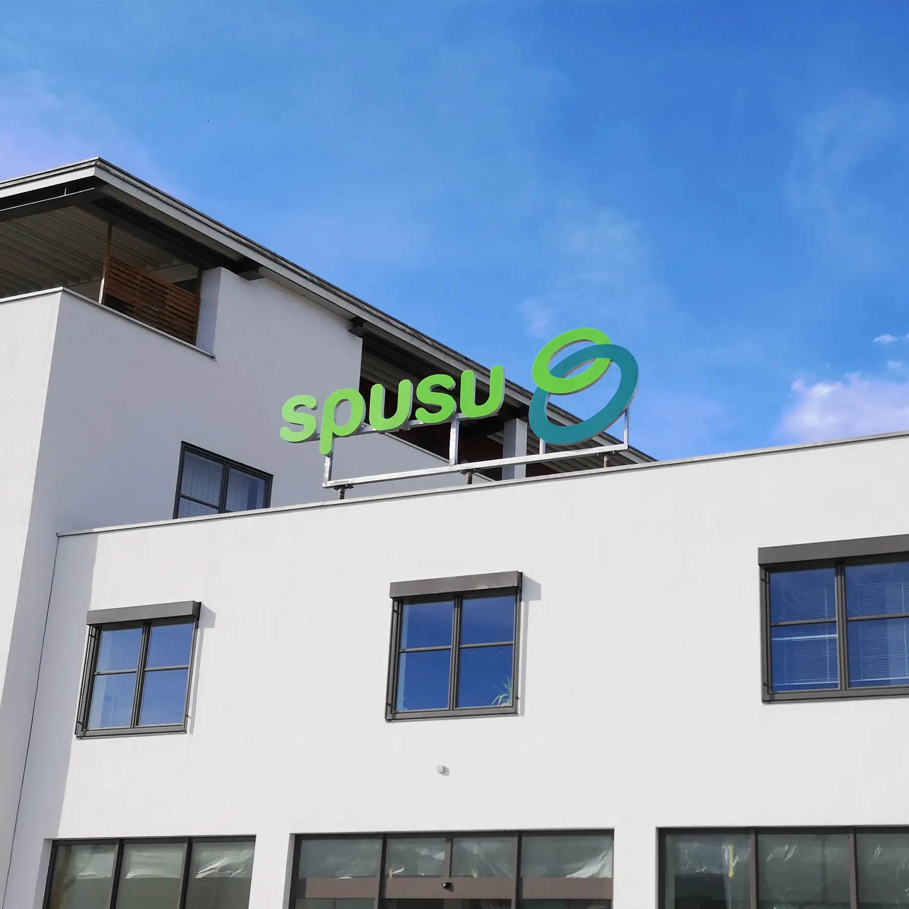 3D-LED-Buchstaben an Geschäftsgebäude – gleichmäßige Ausleuchtung