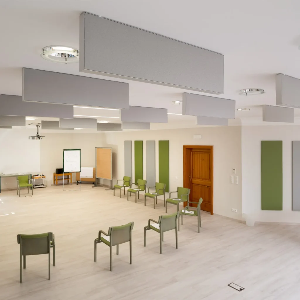 Akustik-Deckenbaffel in hellgrau mit schallabsorbierender Oberfläche