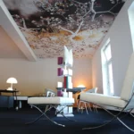 bedruckte Decke mit Akustikwirkung in einem Büro