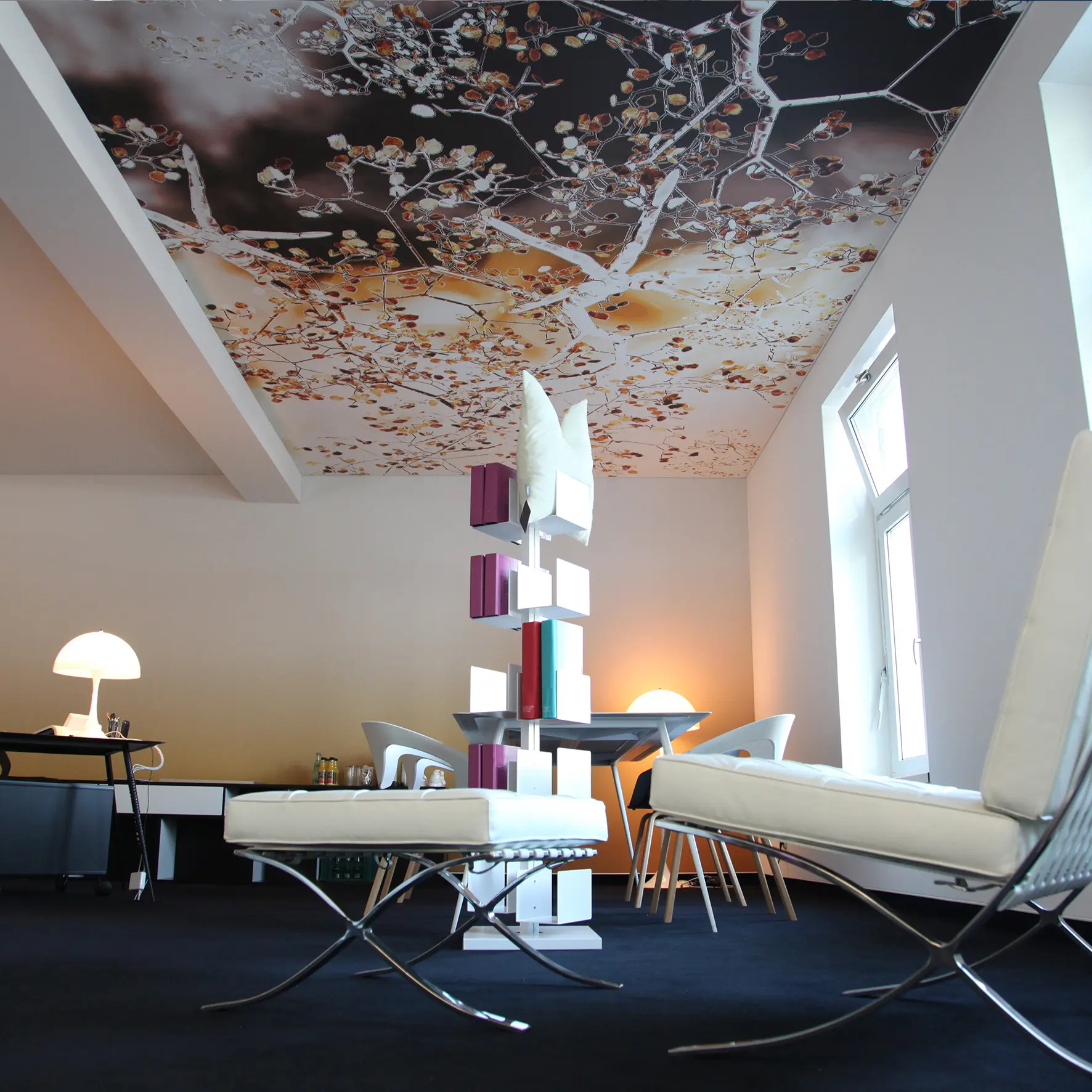 bedruckte Decke mit Akustikwirkung in einem Büro