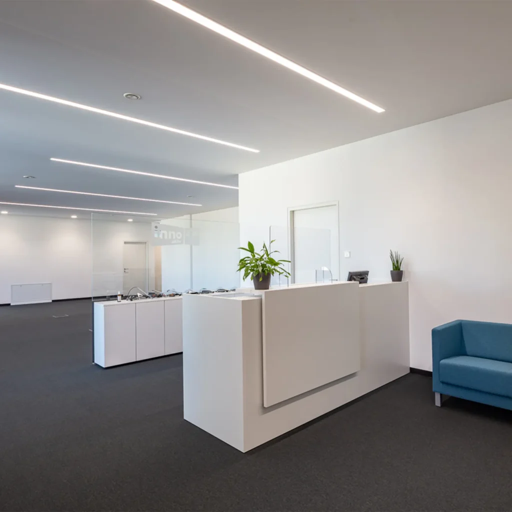 Fugenlose Deckenbespannung aus Akustikmaterial mit integrierter Beleuchtung