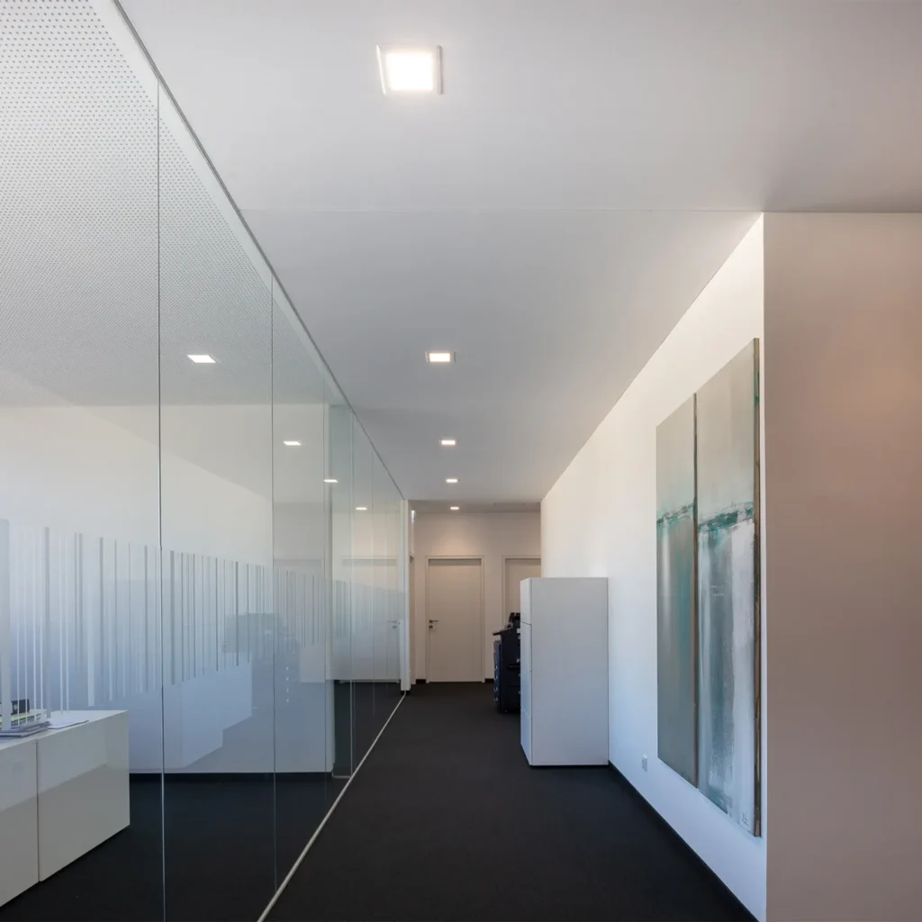 Vollflächige Akustik-Deckenbespannung in modernem Büro zur Schallabsorption