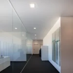 Vollflächige Akustik-Deckenbespannung in modernem Büro zur Schallabsorption