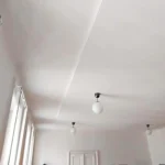 Fugenlose Deckenbespannung für optimierte Raumakustik mit integrierter Beleuchtung