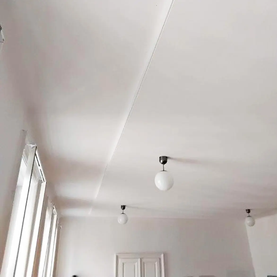 Fugenlose Deckenbespannung für optimierte Raumakustik mit integrierter Beleuchtung