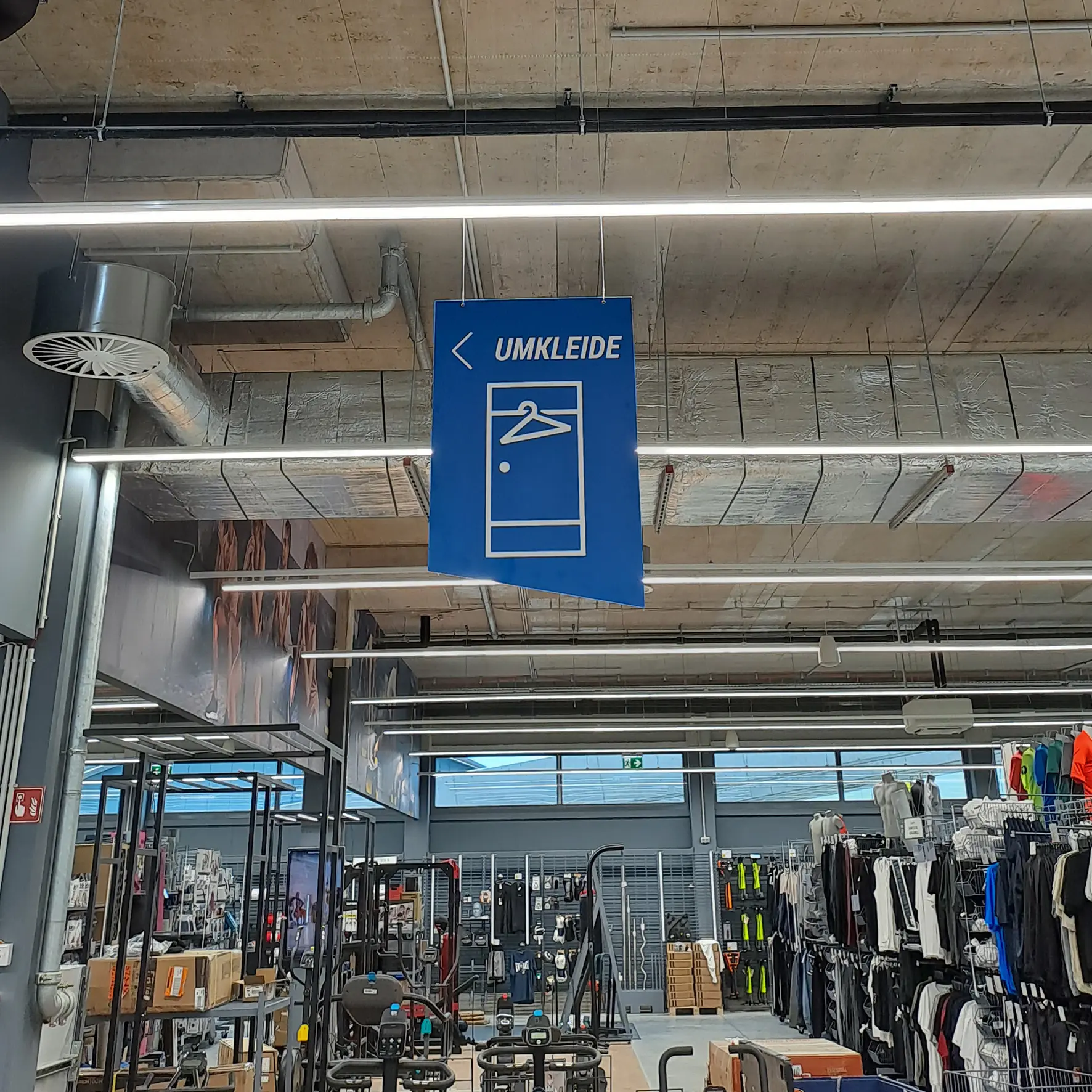 Bedruckter Hartschaum-Deckenhänger mit Drahtseilen von der Decke abgehängt