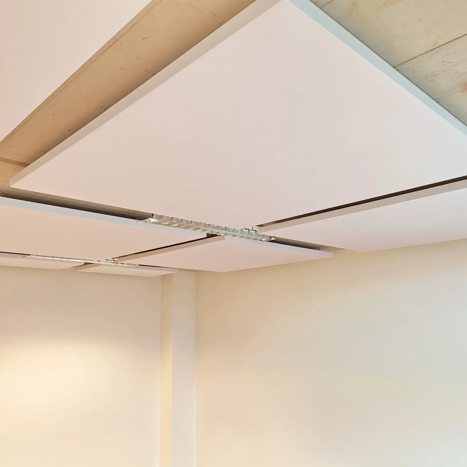 Detailaufnahme eines Akustik Deckenpaneels für schallabsorbierende Wirkung