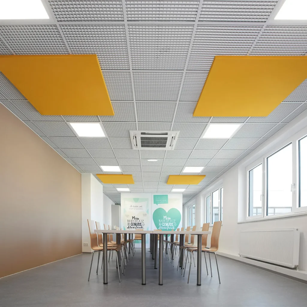 montierte inno coustic Deckenpaneele für Schallschutz und elegantes Raumdesign