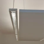 Abgehängtes Akustik Deckenpaneel mit Raumbeleuchtung kombiniert