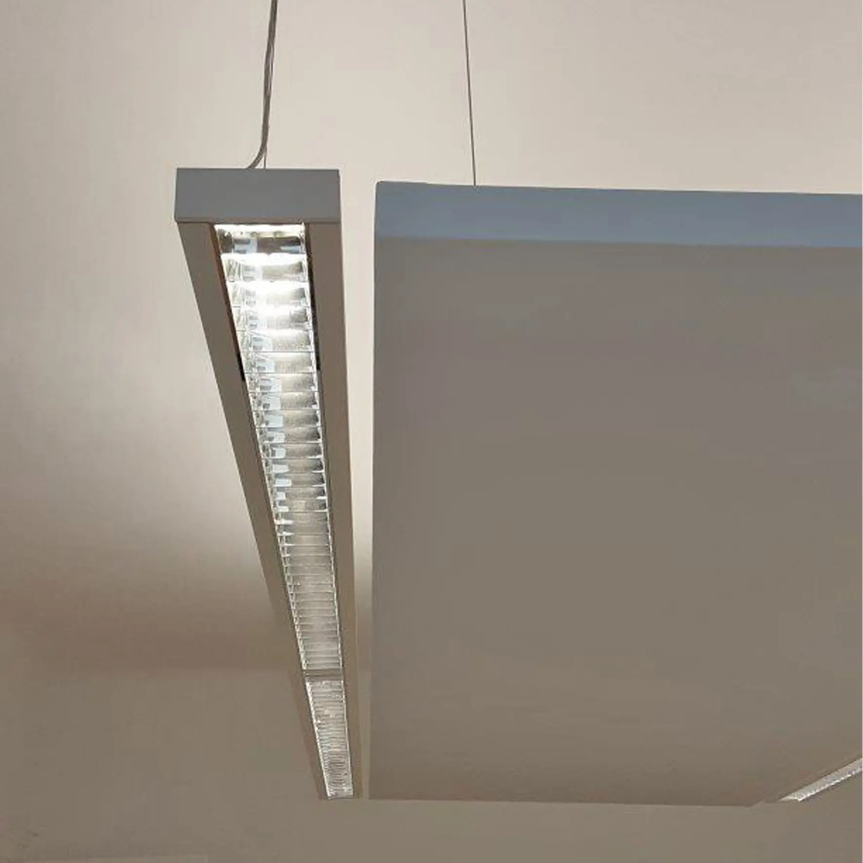 Abgehängtes Akustik Deckenpaneel mit Raumbeleuchtung kombiniert