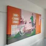 Nahaufnahme eines bedruckten Akustikelements als Wandgestaltung