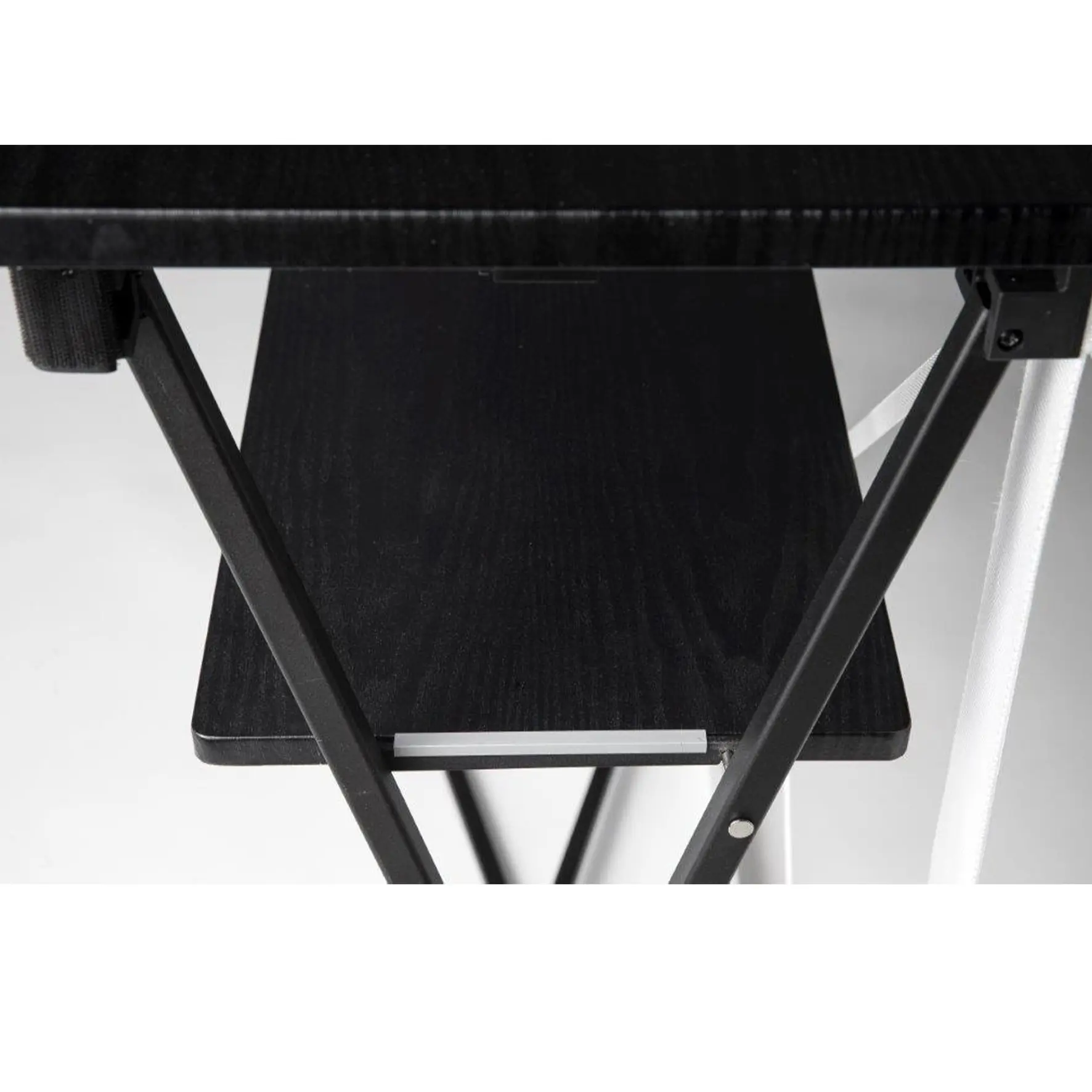 Mobile Messetheke mit Aluminiumrahmen und Ablage