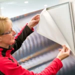 Detailansicht eines Akustik-Raumteilers mit Flachkeder zum einfachen wechseln des Textildrucks