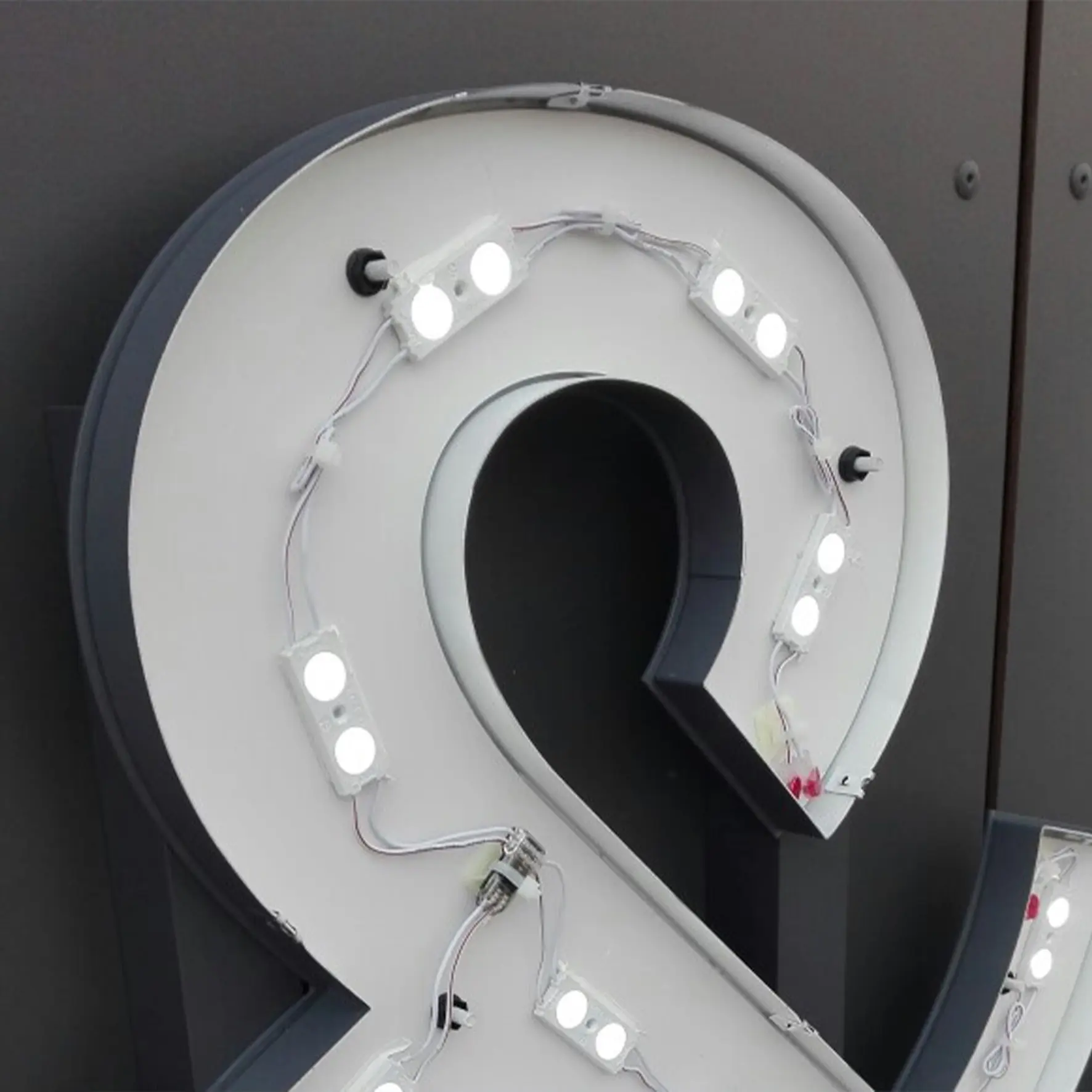 Energieeffiziente LED-Module im Inneren eines Frontleuchters