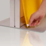 Detailaufnahme eines Akustikpaneels mit Flachkeder