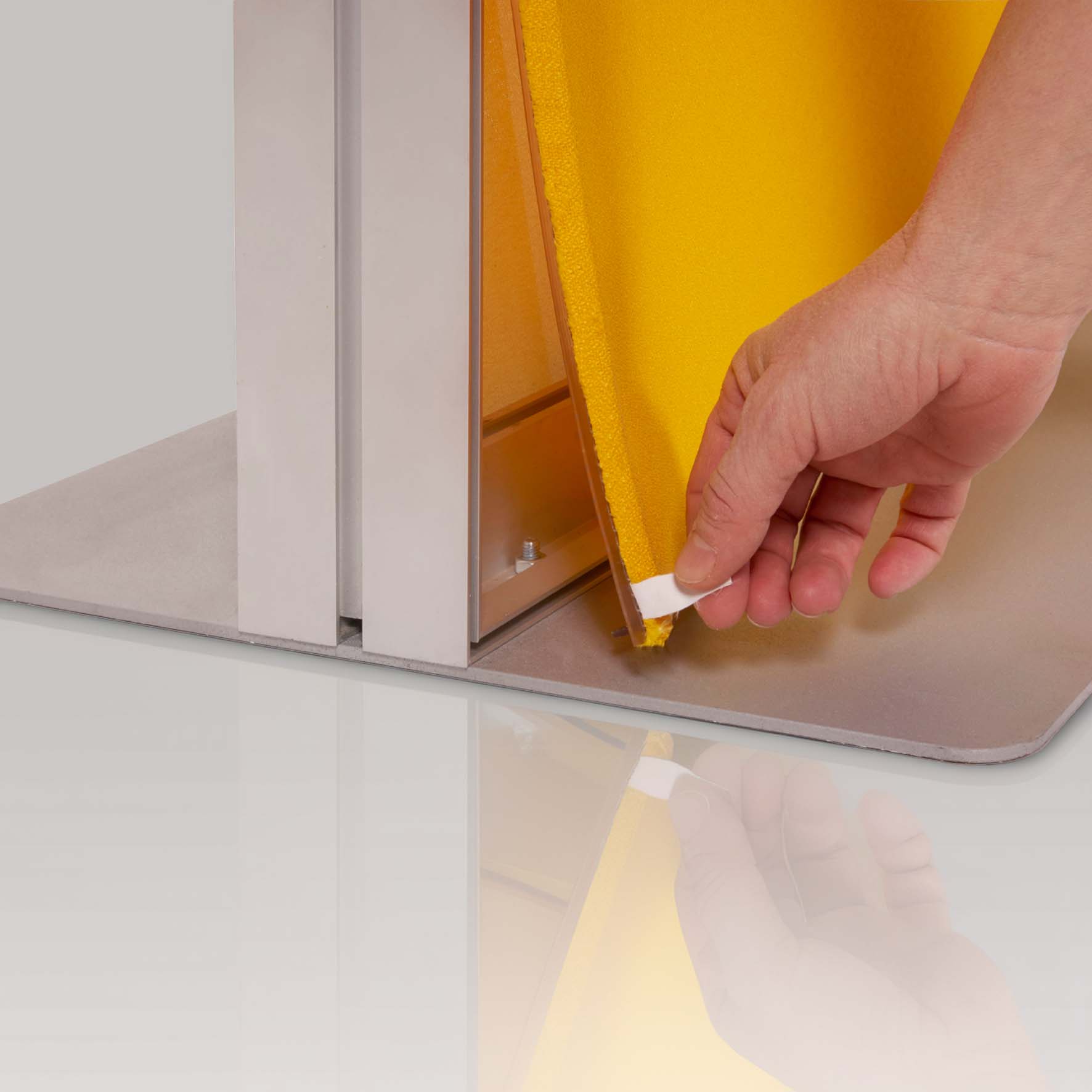 Detailaufnahme eines Aluminiumrahmens mit eingespanntem Textilgewebe