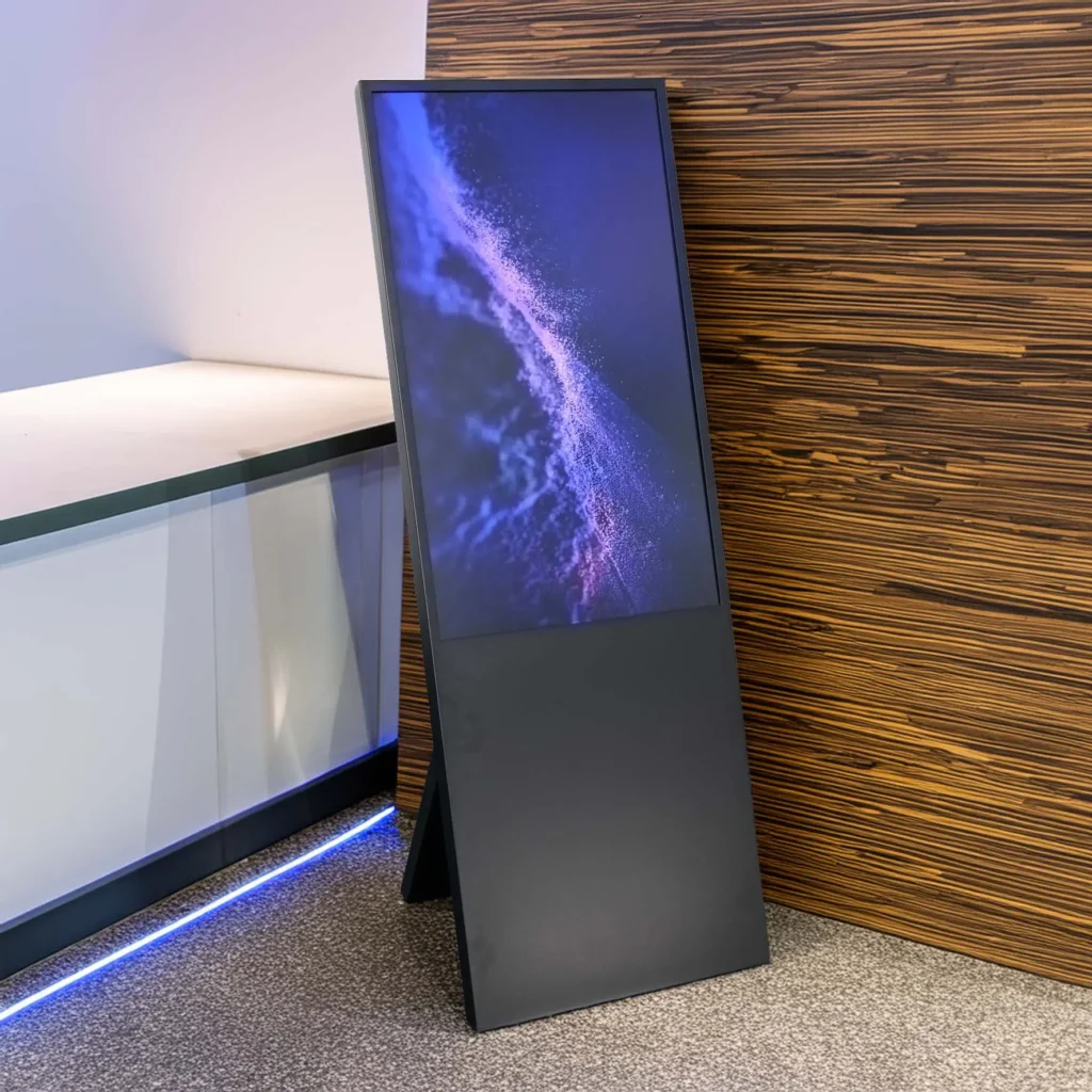 Einzelhandel & Showrooms: Produktvideos, Aktionen, Markenbotschaften Hotellerie & Gastronomie: Infos, Menüs, Tagesangebote Empfangsbereiche & Foyers: Besucherbegrüßung oder Unternehmensdarstellung Messen & Events: aufmerksamkeitsstarker digitaler Kundenstopper Bildungseinrichtungen & Behörden: Informationsterminals und Leitsysteme