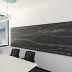 EchoCoustic Wandpaneel mit eingearbeiteten Linienstrukturen zur Schallabsorption