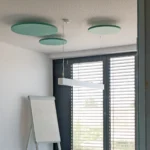 Deckenpaneele aus EchoBoard in hellem türkis zur Lärmreduzierung in Konferenzräumen
