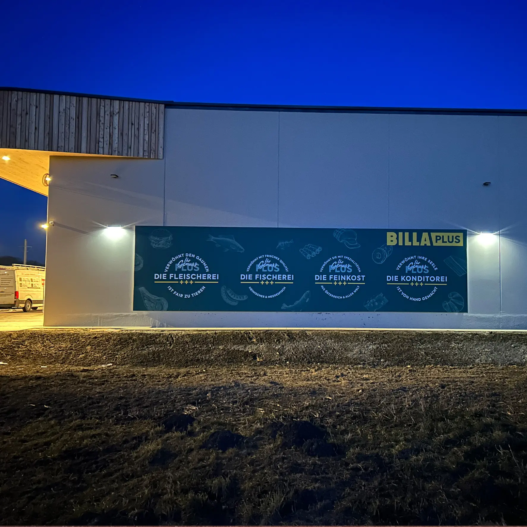 Blickdichte Fassade mit bedruckter Plane für Werbung