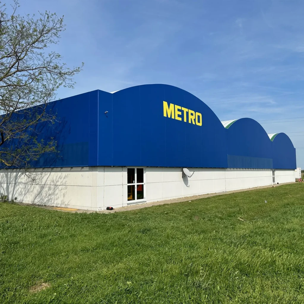 Blickdichte Fassadenplane in Form gebaut auf Firmengebäude