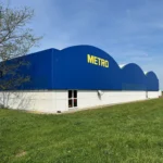 Blickdichte Fassadenplane in Form gebaut auf Firmengebäude