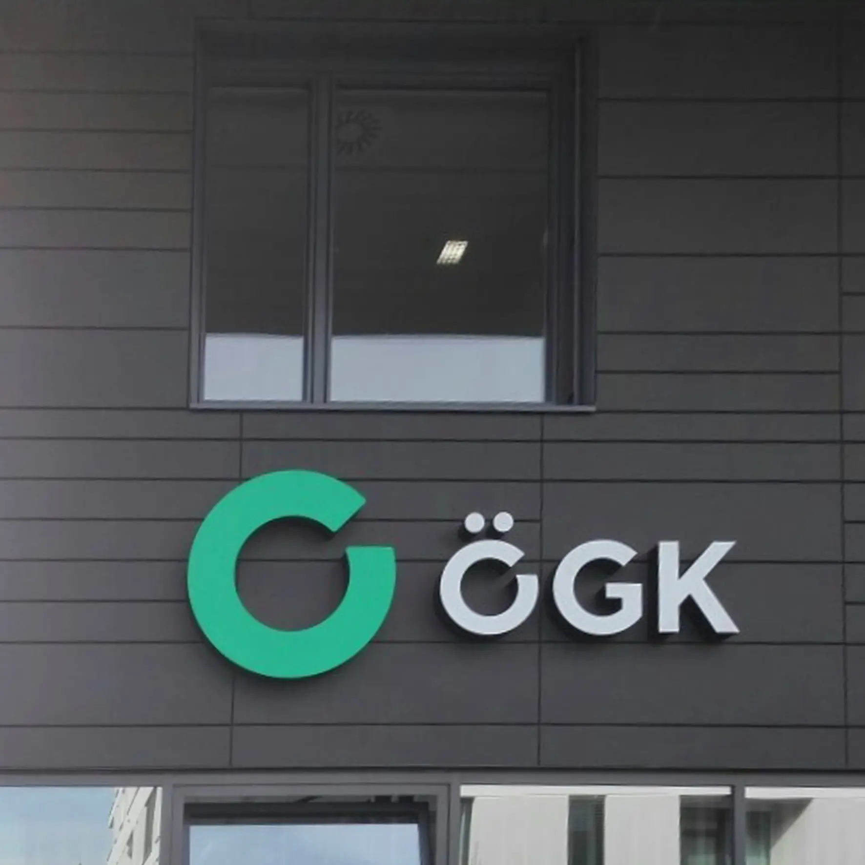 Frontleuchter LED-Schriftzug aus Acryl auf Fassade