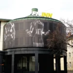 Architektonische Fassadenverkleidung mit halbtransparenter Mesh-Plane