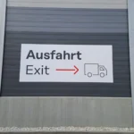 Parkplatzbeschriftung mit Piktogramm zur Orientierung