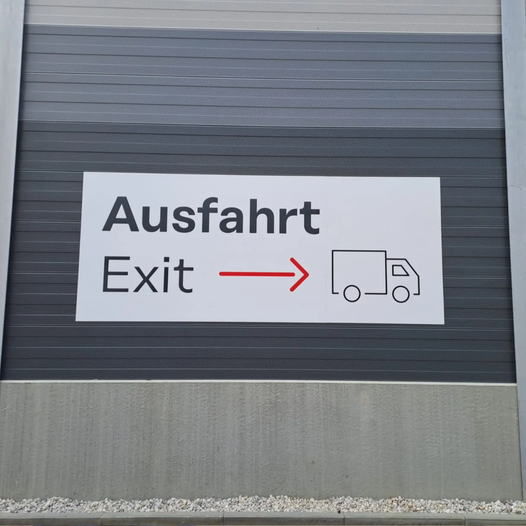 Parkplatzbeschriftung mit Piktogramm zur Orientierung