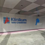 Beleuchteter Schriftzug im Eingangsbereich