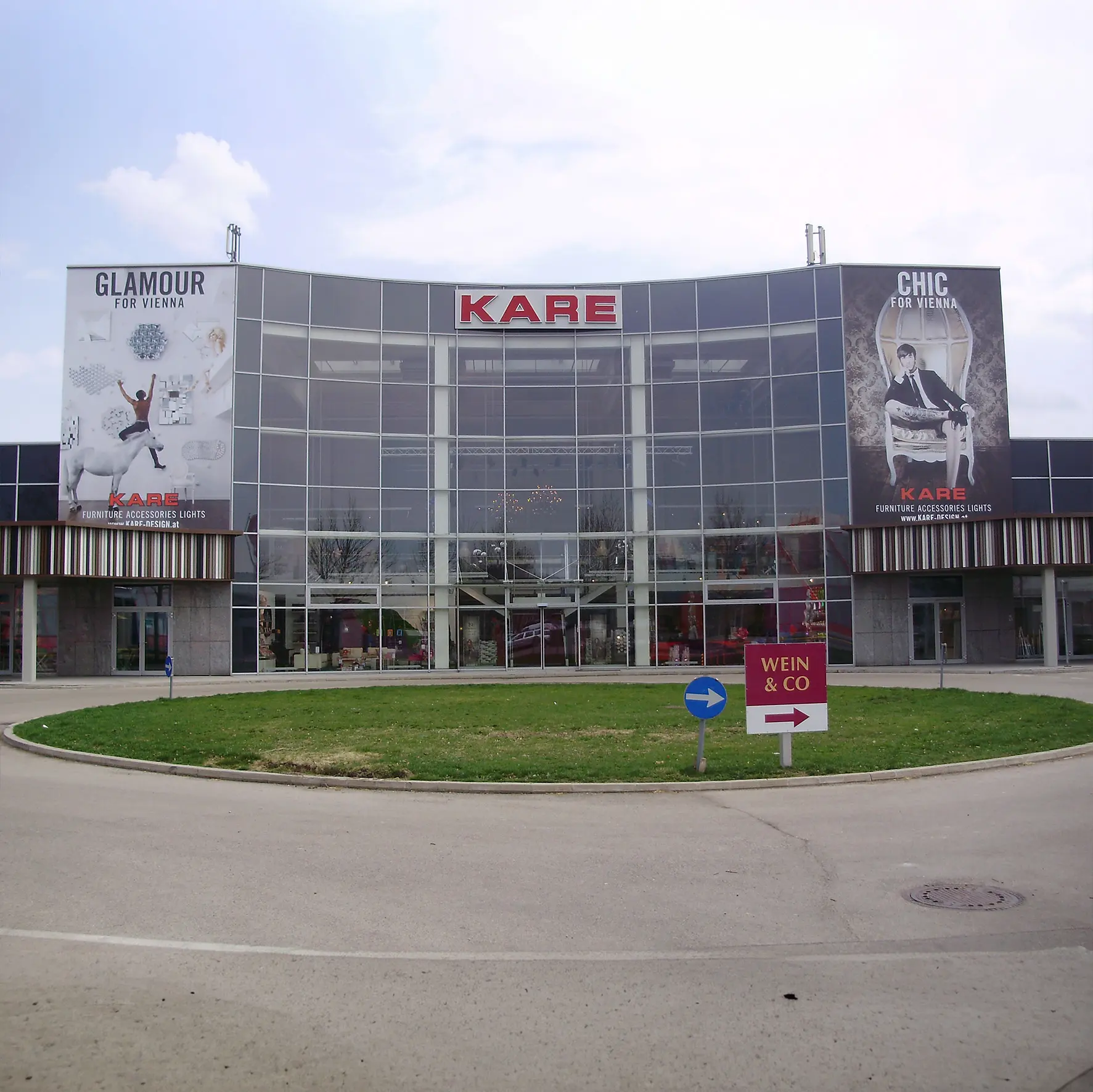 Frontlit-Fassadenbespannung mit bedruckter Werbefläche an Gebäude