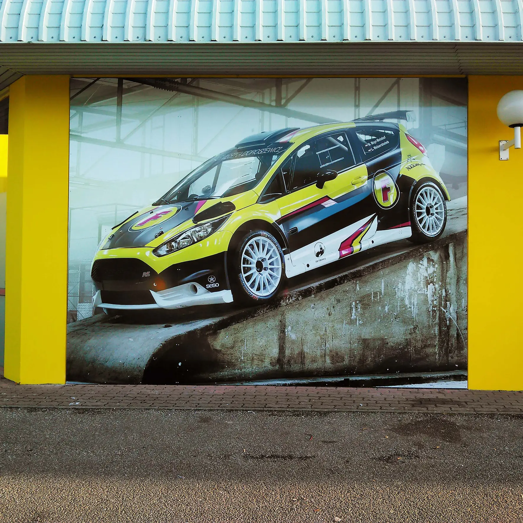 Fassadenschild an Geschäft mit Fotodruck